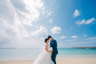 ヴェールが風に舞うビーチで残す自然体のウェディングフォト♡