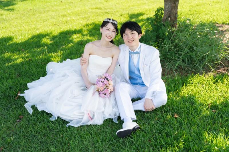 青い海とまぶしい光の中で笑顔がはじける！爽やかな沖縄ビーチフォトウェディング♡