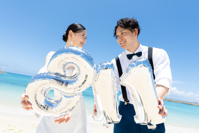 ブラックドレスと白ドレスでイメージチェンジ♡人気の沖縄ビーチ&スタジオプラン