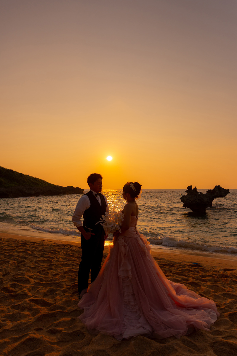 青い海と笑顔に包まれて歩くふたりの沖縄ビーチフォト♡時が経つごとに写真も濃くなる