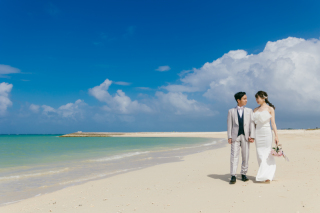 真っ白なドレスを見にまとって