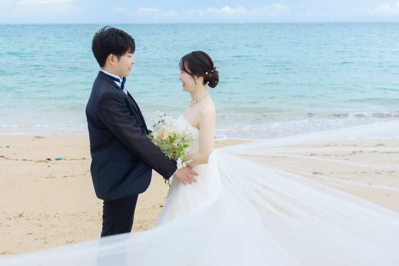 爽やかな潮風をあびて!沖縄の海で残す、ふたりの笑顔あふれるウェディングフォト