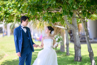 木陰のやさしい光と沖縄ブルーに包まれて♡自然体で過ごすビーチフォトウェディング