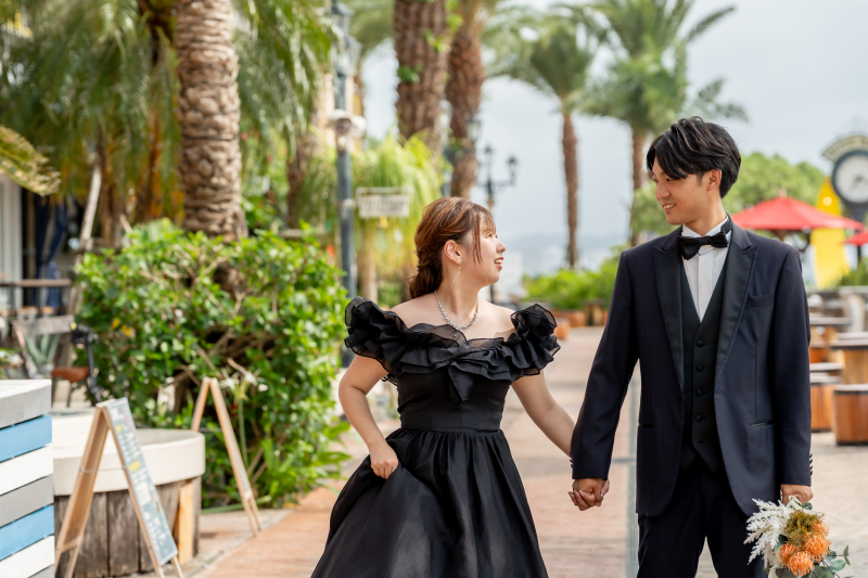 青い海とアメリカンビレッジ♡2着のドレスで叶える♡沖縄ならではのフォトプラン