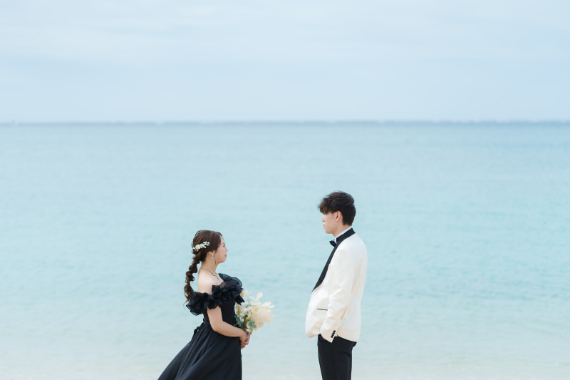 白タキ&times;黒ドレスで大人可愛く♡沖縄ビーチでふたりらしさ全開！最高の婚フォト旅へ。