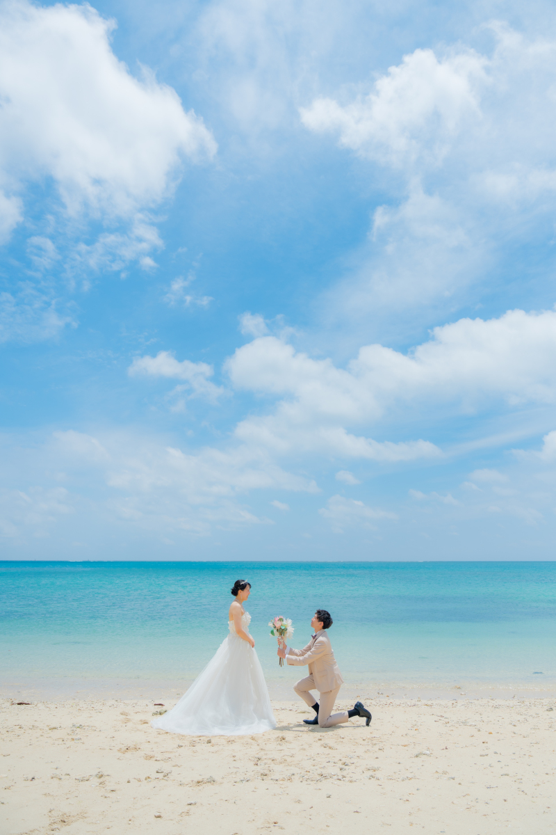 エメラルドグリーンの海が眩しい！お二人の笑顔が弾ける素敵なロケーションフォト！！