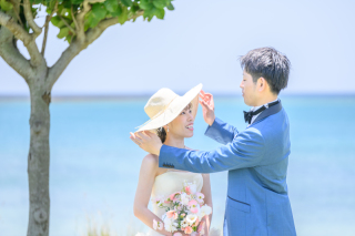 二人らしさ全開！アイテムで叶える、おしゃれで楽しい個性派ビーチフォト！