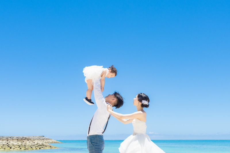 青い海と家族の笑顔が輝く、心あたたまる沖縄ウェディングフォトレポート、家族の宝物