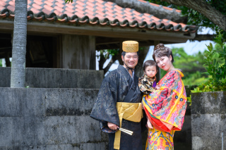 琉球王朝へタイムスリップ！家族で楽しむ、彩り豊かな琉装古民家フォト♪