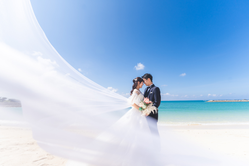 ベールふわり♡海と木陰で笑顔あふれる沖縄ウェディング撮影日和♡ふたりらしさ全開!