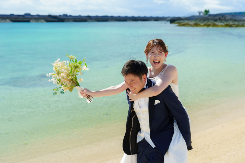 元気いっぱいのお子様と一緒に楽しむ！家族みんなで笑顔あふれる沖縄ビーチフォト♡