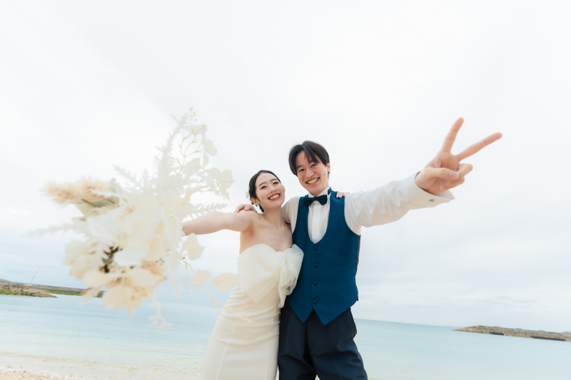 鮮やかな黄色ドレスから始まる♡沖縄の海と笑顔が輝くフォトウェディング