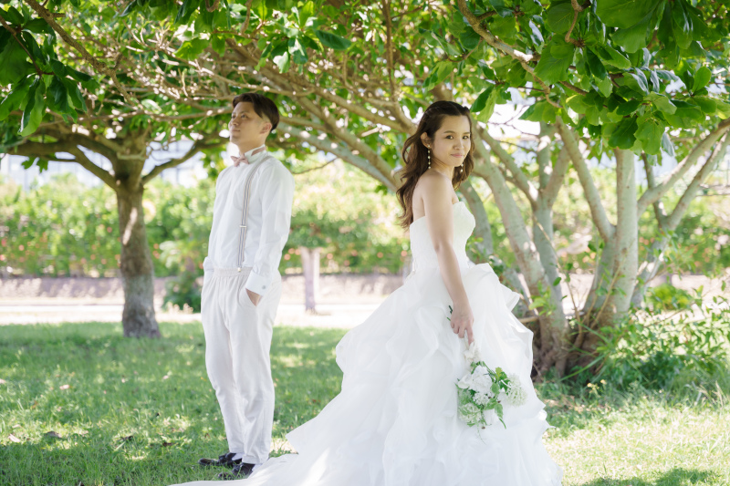 青い海に導かれ笑顔が重なる沖縄ビーチ結婚写真物語はじまりの日を刻む大切な記念写真