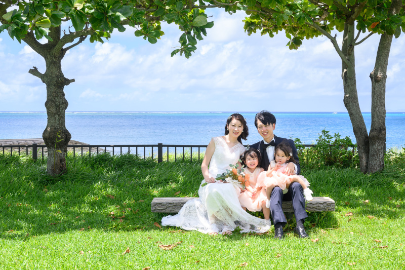 家族みんなで沖縄の青空の下へ♡笑顔いっぱいのナチュラルビーチフォトウェディング