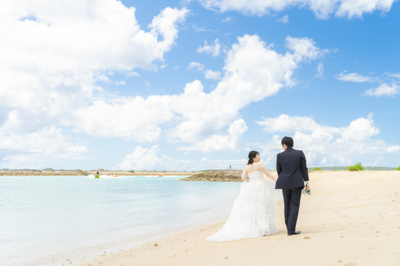 家族の笑顔が輝く沖縄フォト♡青い海とピンクの背景で残す幸せいっぱいのウェディング