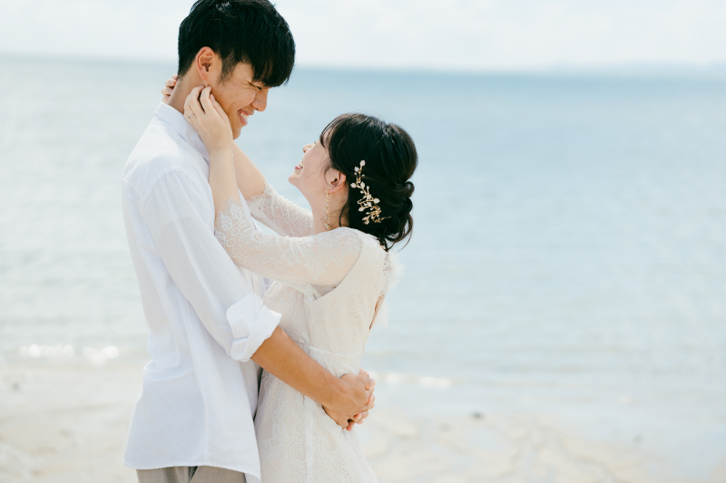 真っ白なドレスを見にまとって
