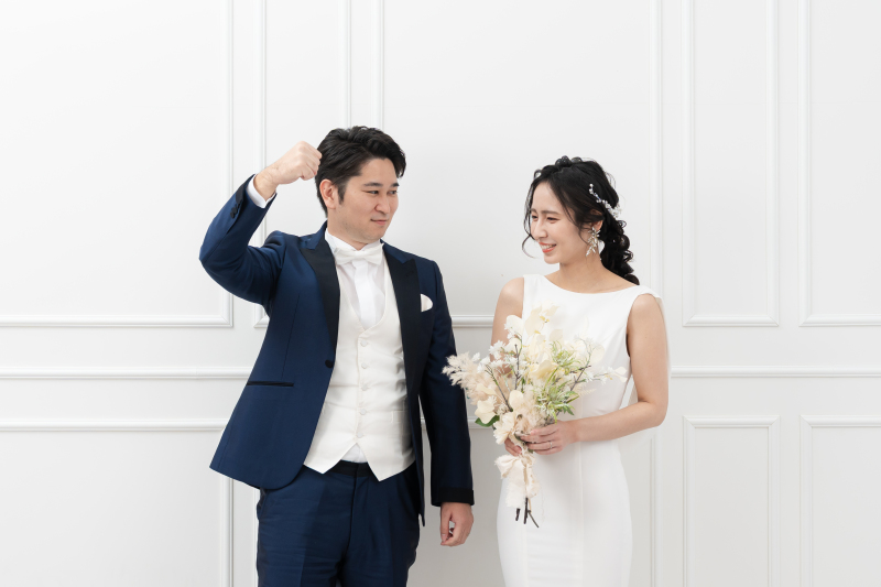 真っ白な空間で際立つお二人の絆！シンプルで洗練されたスタジオフォト体験レポート！