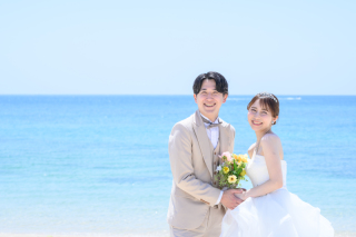 ビーチ&スタジオプランで叶える、南国の花と青い海で叶う沖縄フォトウェディング