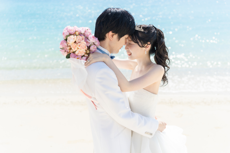 青い海とまぶしい光の中で笑顔がはじける！爽やかな沖縄ビーチフォトウェディング♡