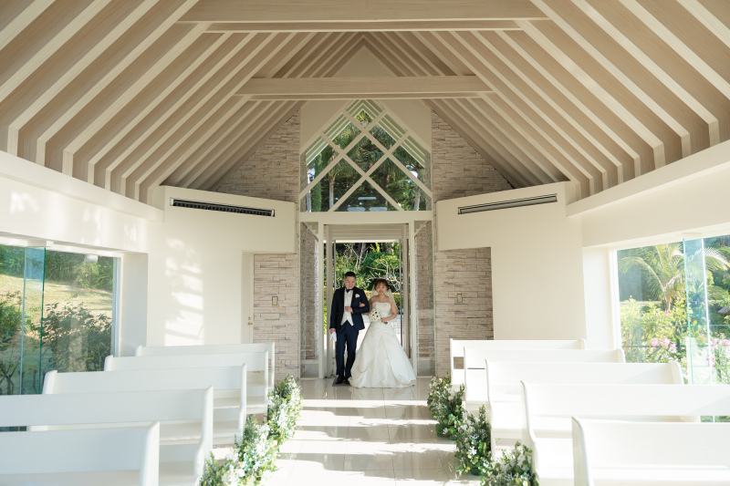 沖縄の美しい海と緑に囲まれたチャペルで笑顔あふれる素敵なウェディングフォト体験を