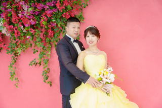 鮮やかな色彩と海の青に包まれて♡スタジオ＆ビーチで楽しむ華やかフォトウェディング