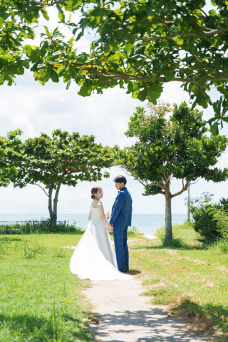 グリーンと沖縄ビーチで叶えるフォトウェディング。ふたりの自然な笑顔あふれる日を。