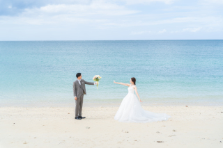ビーチでウエディングフォト♪