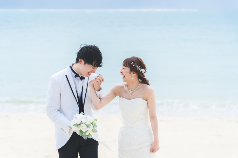 沖縄の海を背景にナチュラルで笑顔いっぱい♡幸せが溢れるビーチウェディングフォト