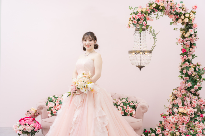 アイドルみたいにキュートに♡ピンクで統一した夢かわいいスタジオフォトウェディング