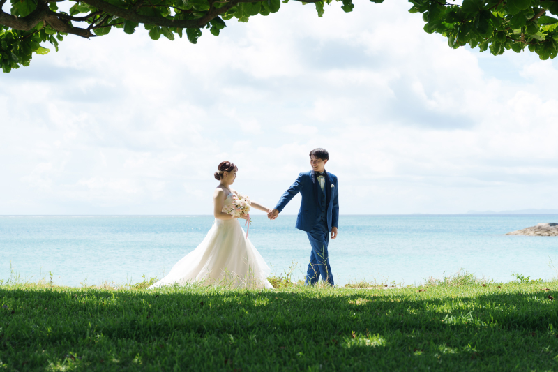 空と海が祝福する日♡ナチュラルに輝くおふたりのビーチ＆グリーンロケーションフォト