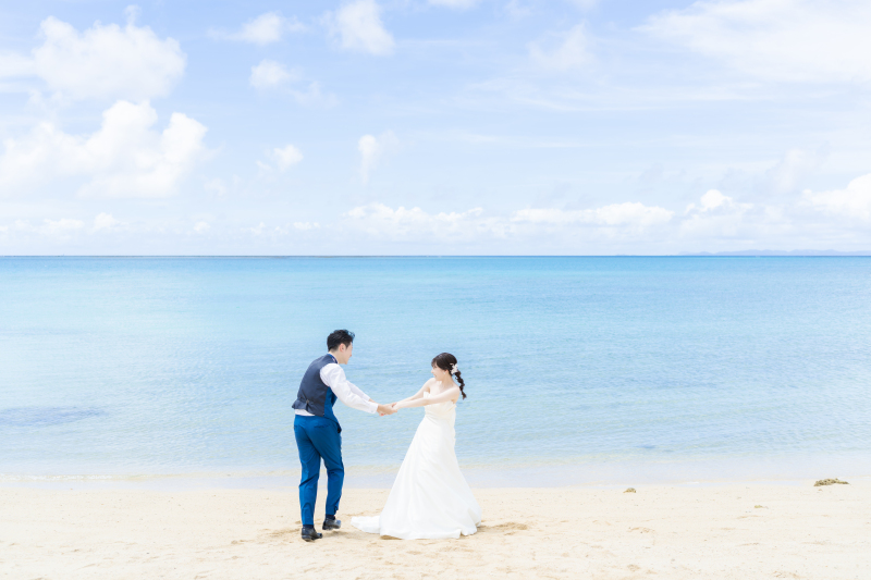 青い海と緑のトンネルに包まれて。自然の中で過ごす爽やかな沖縄フォトウェディング♡