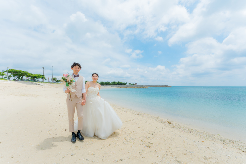 指輪フレームで見つめ合う♡沖縄ビーチの笑顔ウェディング日和♪ふたりの記録を残す日