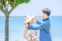 色鮮やかなドレスと遊び心ある小物♡沖縄の海で楽しむ大人可愛いフォトウェディング