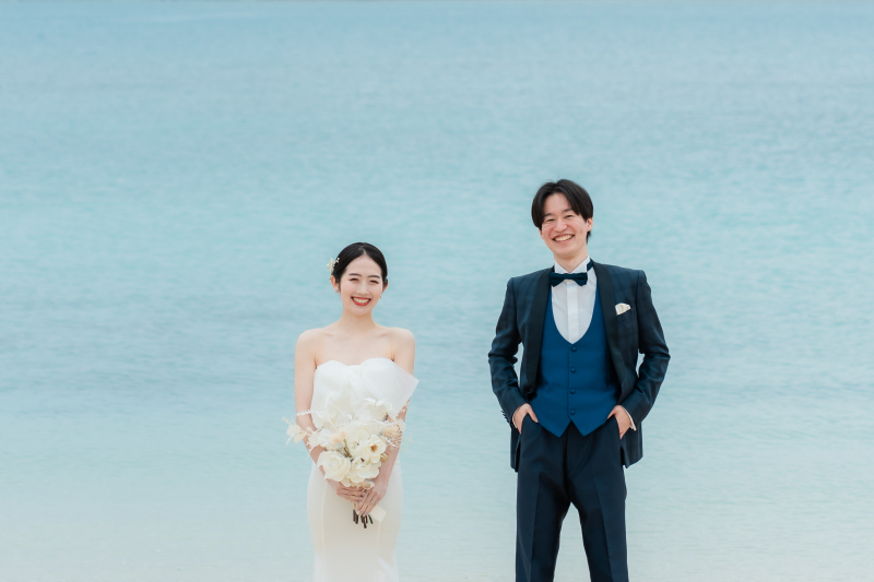 2月撮影のお客様フォト♩スタジオの鮮やかな色彩から、ビーチへ。笑顔あふれる撮影に