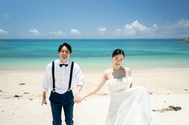 ブラックドレスと白ドレスでイメージチェンジ♡人気の沖縄ビーチ&スタジオプラン