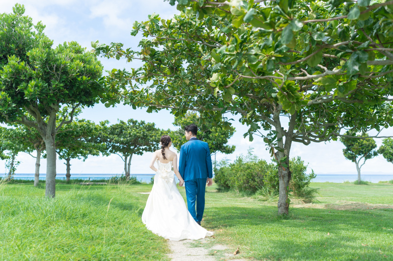 青い海と緑のトンネルに包まれて。自然の中で過ごす爽やかな沖縄フォトウェディング♡