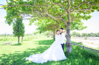 青い海と木陰のグリーンが心地いい♡自然に包まれる沖縄ロケーションフォト