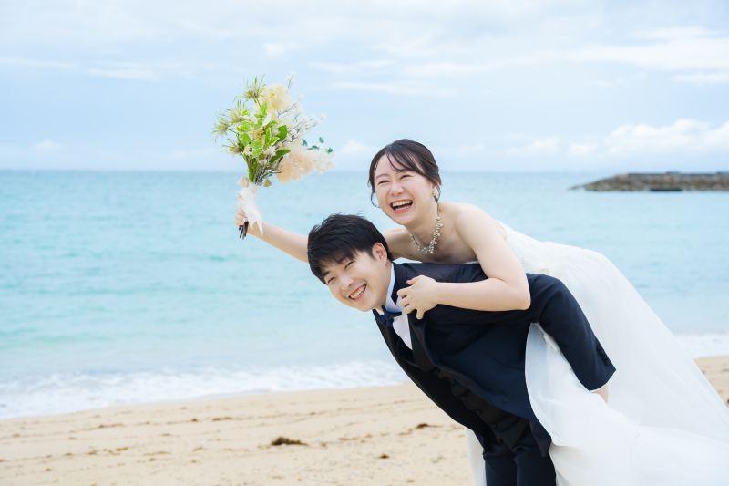 青い海と笑顔いっぱいの幸せビーチフォト♡遊び心と愛情が詰まった特別な時間