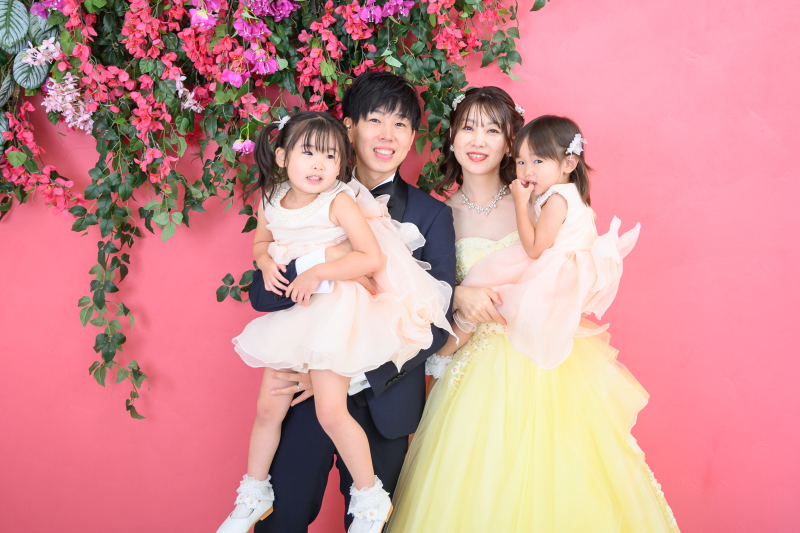 開放的なビーチで幸せ全開の笑顔が弾ける！家族みんなで彩る沖縄ウェディングフォト♡