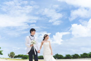 沖縄の海を背景にナチュラルで笑顔いっぱい♡幸せが溢れるビーチウェディングフォト