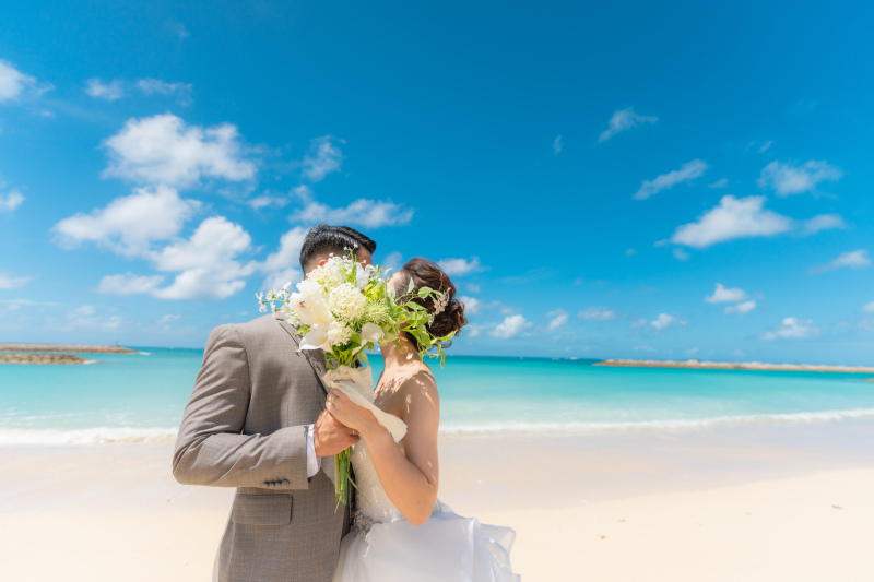 晴天のビーチウエディングフォト