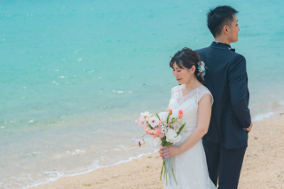 ビーチでウエディングフォト♪