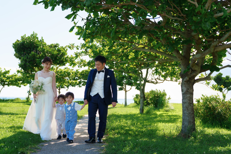 元気いっぱいのお子様と一緒に楽しむ！家族みんなで笑顔あふれる沖縄ビーチフォト♡