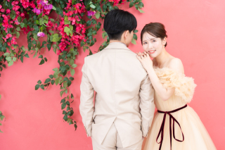鮮やかなブーゲンビリアと青い海！スタジオ＆ビーチで叶える大人可愛いフォト婚♪