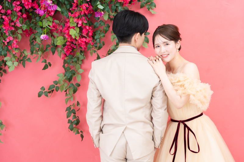 鮮やかなブーゲンビリアと青い海!スタジオ&ビーチで叶える大人可愛いフォト婚♪