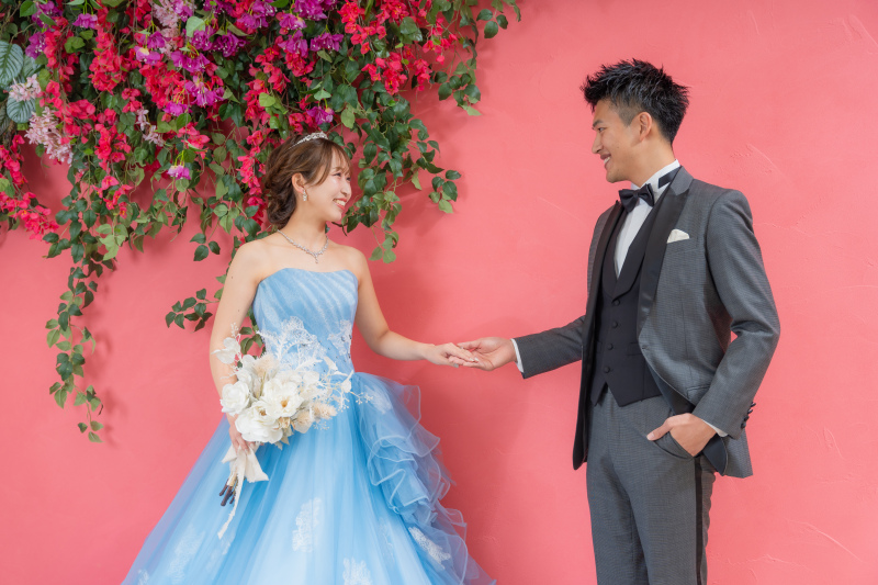 ブルードレスと2パターンの白ドレス♡沖縄の海で叶える特別なフォトウェディング