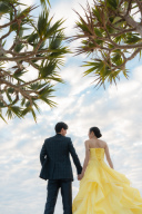 鮮やかな黄色ドレスから始まる♡沖縄の海と笑顔が輝くフォトウェディング