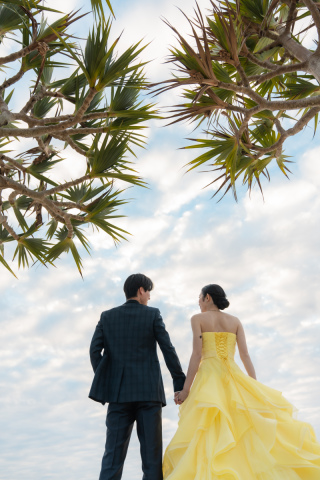 鮮やかな黄色ドレスから始まる♡沖縄の海と笑顔が輝くフォトウェディング