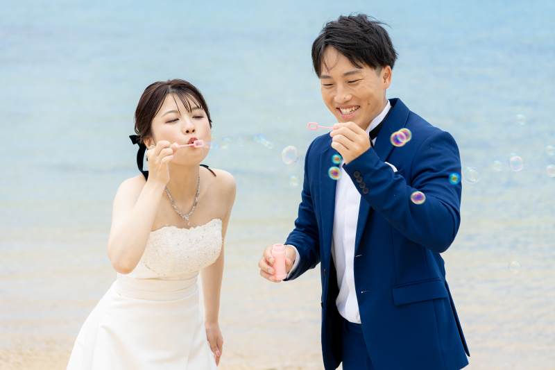 サングラスやシャボン玉で遊ぶ♪沖縄ビーチで楽しむカジュアルフォトウェディング♡