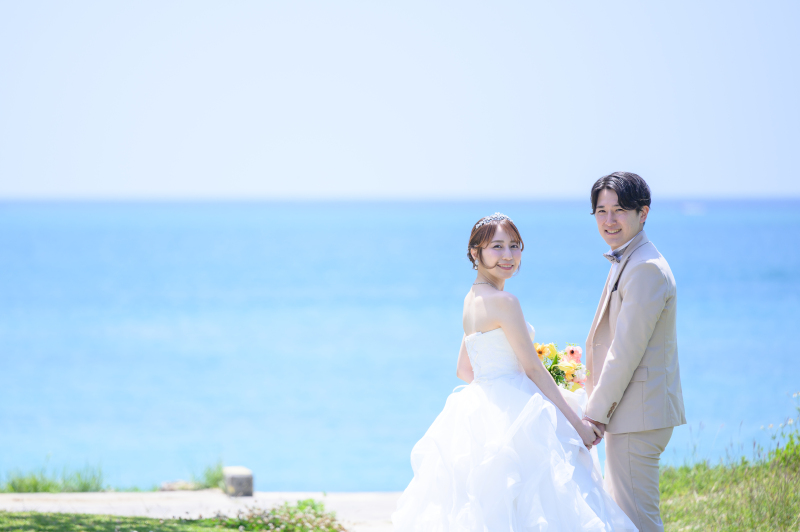 ビーチ&スタジオプランで叶える、南国の花と青い海で叶う沖縄フォトウェディング